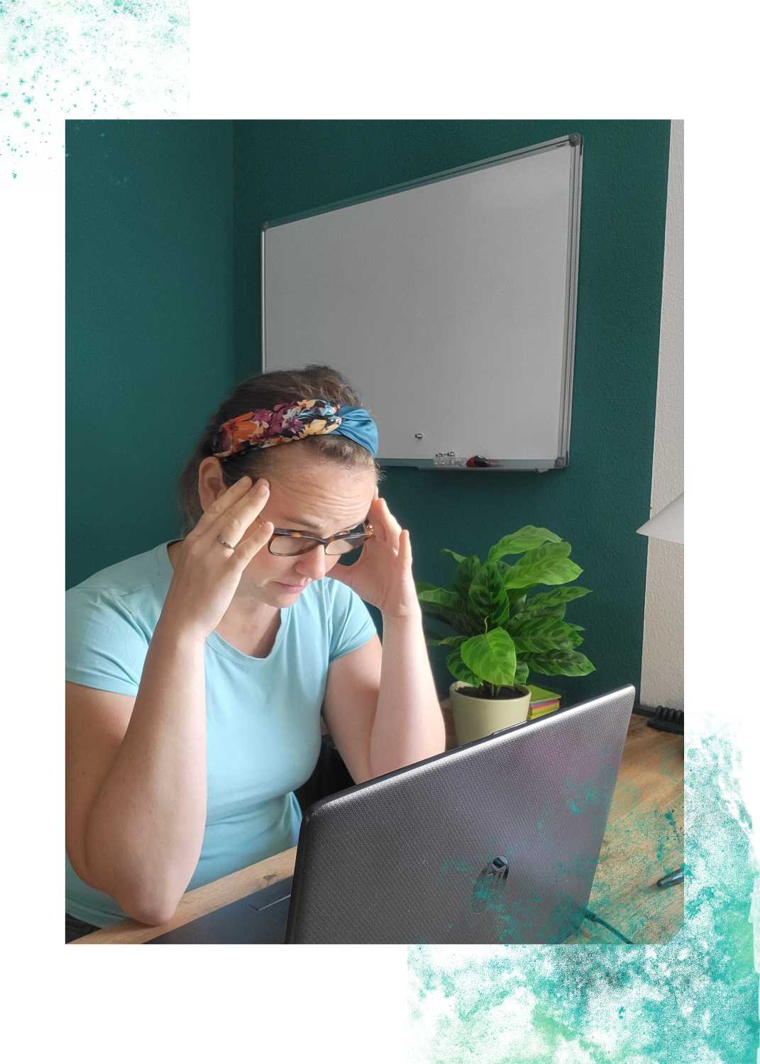 Frau, die am PC sitzt und verzweifelt